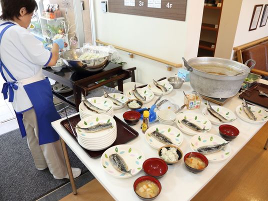 食事の準備をするスタッフ 