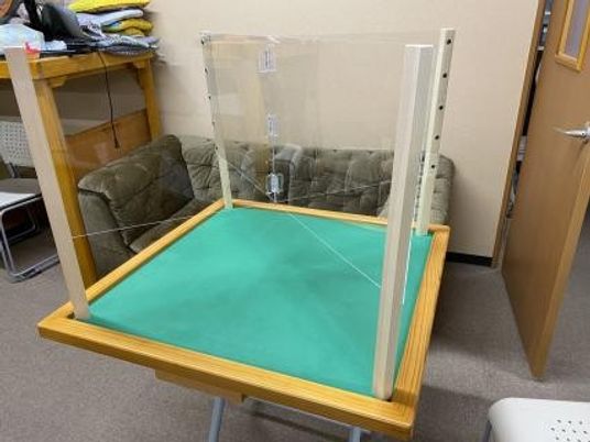 機能訓練室の卓上パーティション