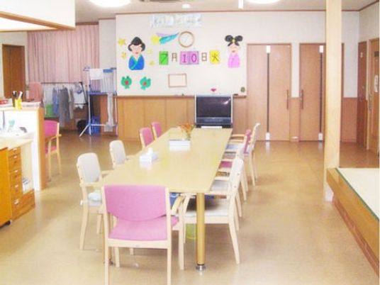 明るく広々とした食堂