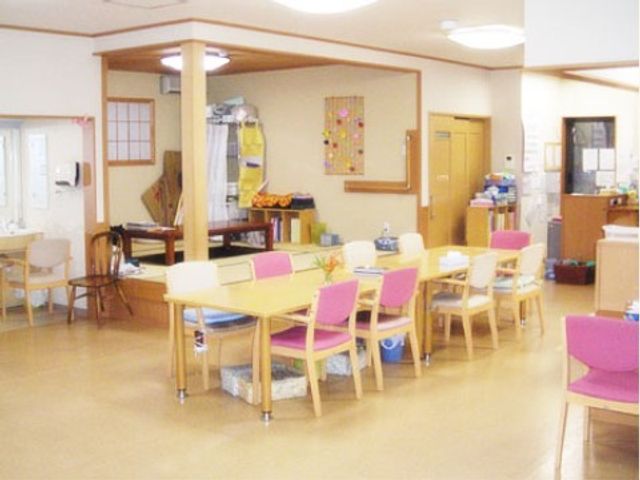 和風テイストの食堂空間 リビング 採光が良く明るい食堂です。テーブルと椅子が配置され、温かみのある色合いで落ち着いた雰囲気を醸し出しています。