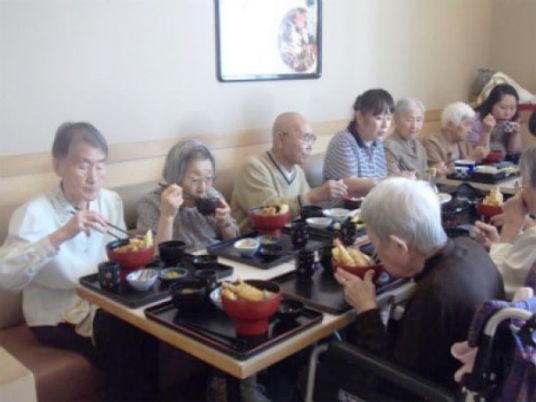 食事を楽しむ利用者の様子