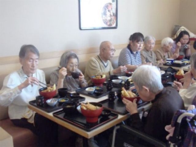 食事を楽しむ利用者の様子 イベント 利用者が集い和やかに食事をしている様子です。明るく開放感のある食堂は、食の楽しみを共有する場所となっています。
