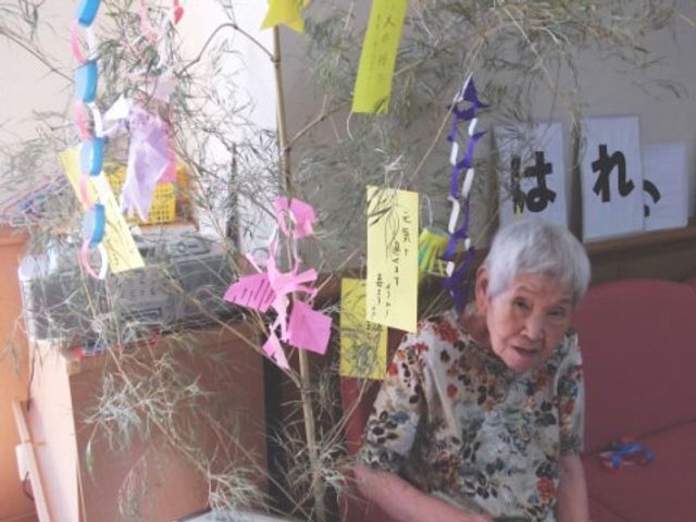 節分の飾りつけと高齢者 イベント 節分にちなんだ飾りつけが施され、笑顔を見せる利用者がくつろぐ温かな雰囲気の空間です。文化行事も共有できる施設での仕事はどうでしょうか。