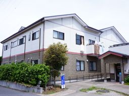 施設の外観と入り口