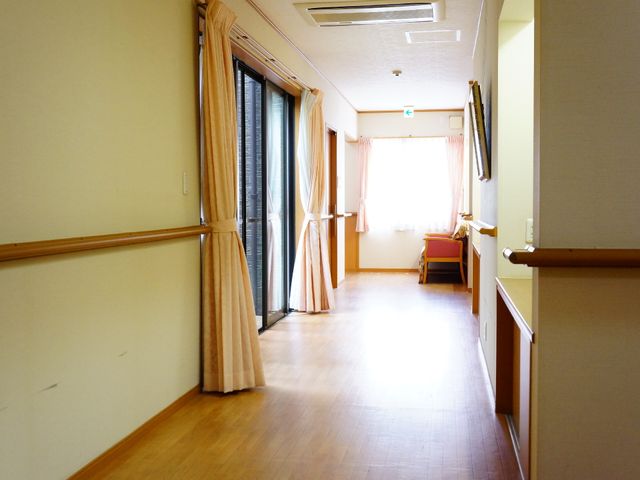 暖かい陽光の中廊下 回廊型の廊下 採光がたっぷりと入る廊下は、手すりが設置され安全に配慮されています。ゆったりとした空間でくつろぎながら移動できる設計となっています。