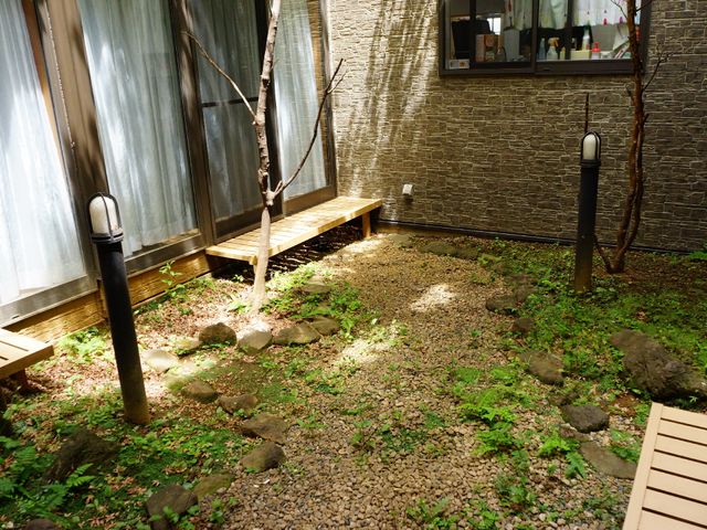 和風な小庭の風景 素朴な中庭 木々と石が散りばめられた和の趣ある中庭です。静かな空間で心落ち着くひと時を過ごせます。