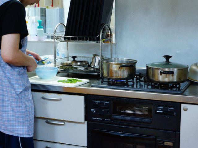コンパクトなキッチン作業 キッチン 清潔に保たれたキッチンで、スタッフが調理を行っております。新鮮な食材を使い、温かい食事を提供しています。