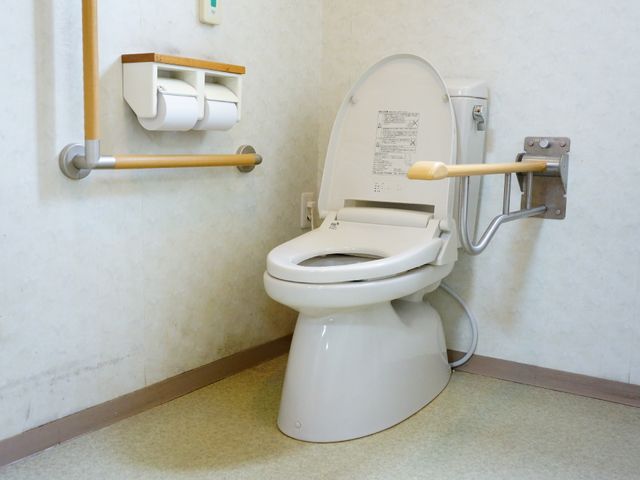 バリアフリートイレ設備 トイレ 安全に配慮されたトイレ設備です。手すり付きで、足腰の弱い方も安心してご使用いただけます。