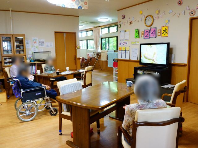 共有スペースの様子 洗濯物干場 ゆったりとしたダイニングで、利用者がテレビを見ながらくつろいでいます。明るく家庭的な雰囲気の中、楽しいひと時をお過ごしいただけます。