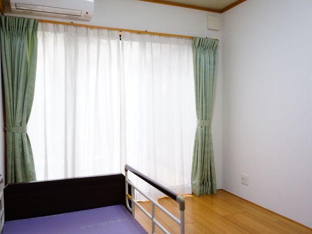 落ち着いた色合いの居室 私室窓 清潔感のあふれる居室です。明るい窓辺で、ゆったりとした時間を過ごすことができます。