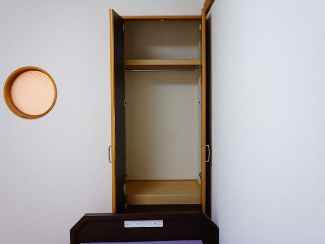 きれいな空間の入居者用クローゼット 私室クローゼット 広々とした使い勝手の良い居室のクローゼットです。衣類や私物の整理に便利で、快適な生活を支えます。