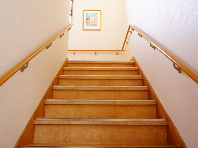 手すり付きの安全な階段 階段 安全に配慮された階段は手すりが設置されており、安定して昇降できるようになっています。フロア間の移動も安心して行えます。