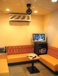 オレンジのソファとテレビ