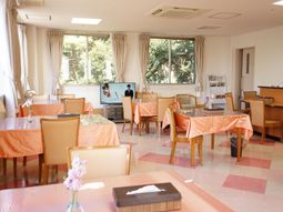 食堂の明るい光景