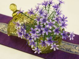 紫色の花が咲く室内装飾