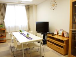 明るい居室の様子