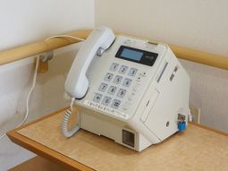 白電話機と手すり