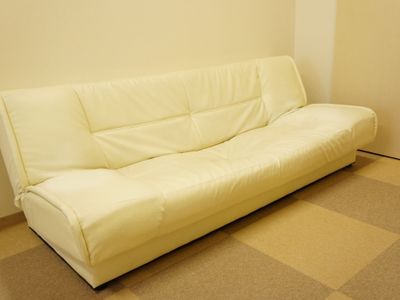 白い長いソファ