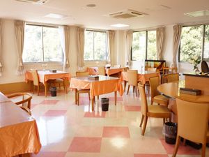 明るい食堂の内観