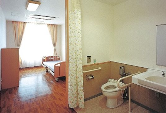 明るい居室とトイレ