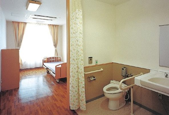 明るい居室とトイレ