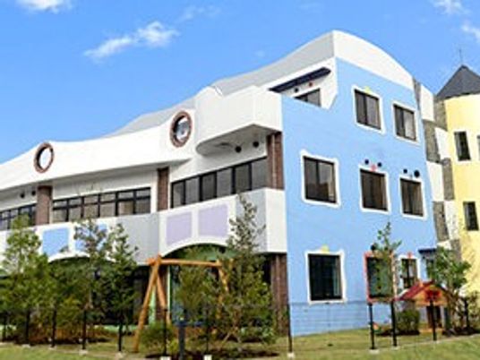 明るい外観の建物  