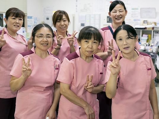 笑顔のスタッフ集合  