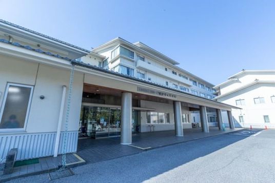 広々とした建物外観