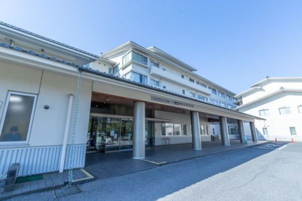 広々とした建物外観