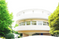 緑に囲まれた建物外観  