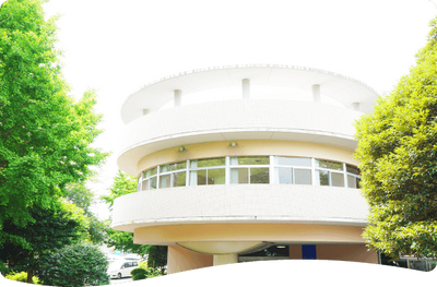 緑に囲まれた建物外観  