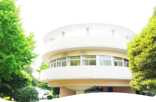 緑に囲まれた建物外観  