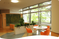 明るいラウンジ