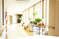 自然光が差し込む廊下