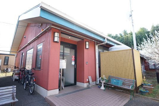 赤茶色の建物のエントランス