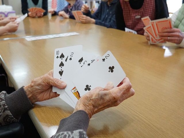 トランプを楽しむ様子 レクリエーション ゆったりとカードゲームを楽しむ姿です。コミュニケーションの場が充実しています。