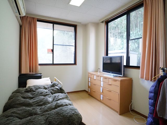 快適な居室 居室 窓から自然な明かりが入り、落ち着いた雰囲気の居室です。必需品が揃った快適な空間です。