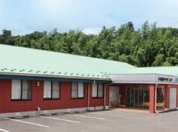 赤壁の屋根付き建物