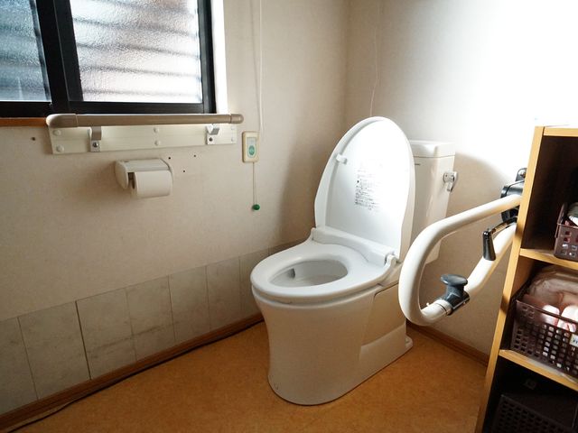 バリアフリートイレ トイレ 手すり付きで安全性を考慮した清潔なトイレ空間です。