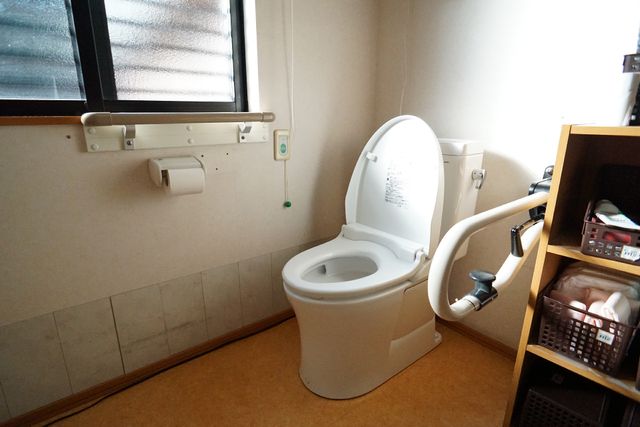 バリアフリートイレ トイレ 手すり付きで安全性を考慮した清潔なトイレ空間です。