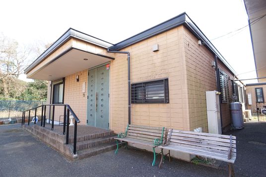 明るい外観の建物入口