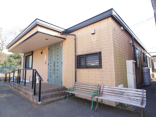 明るい外観の建物入口 外観 気持ちの良い光が差し込むエントランスには、待合のベンチが備えられています。