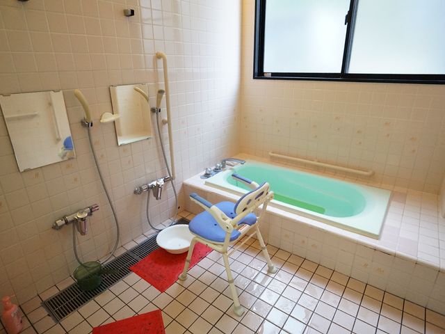 バリアフリー浴室設備 浴室 安全性を考えた構造で、安心してお使いいただけるお風呂の空間です。