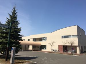 シンプルで機能的な建物外観