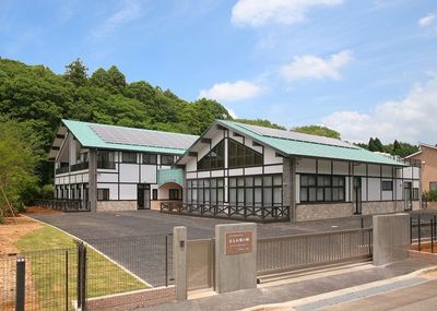 緑豊かな建物外観