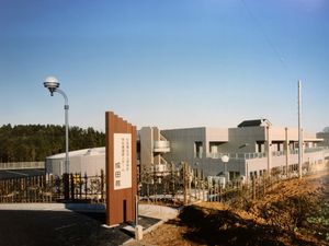 明るい外観の建物  