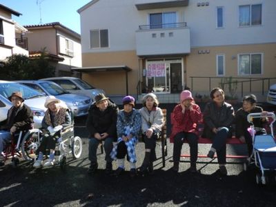 屋外に座る人々