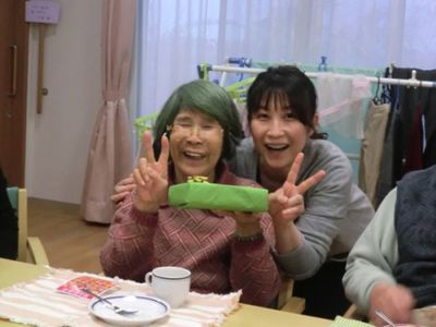 笑顔の利用者と職員