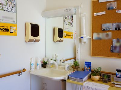 洗面台と情報掲示コーナー