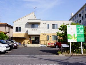 明るい外観の建物エントランス